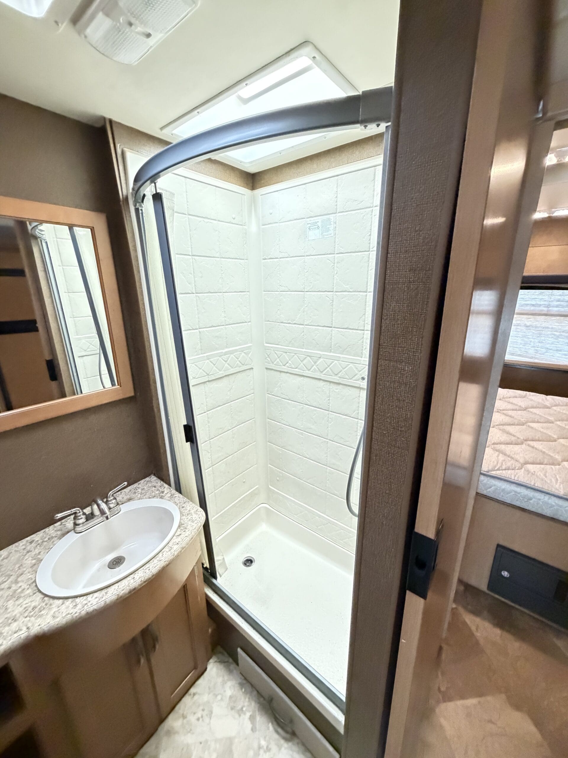2015 Thor A.C.E 29.3 Slide & Low Miles - Image 41