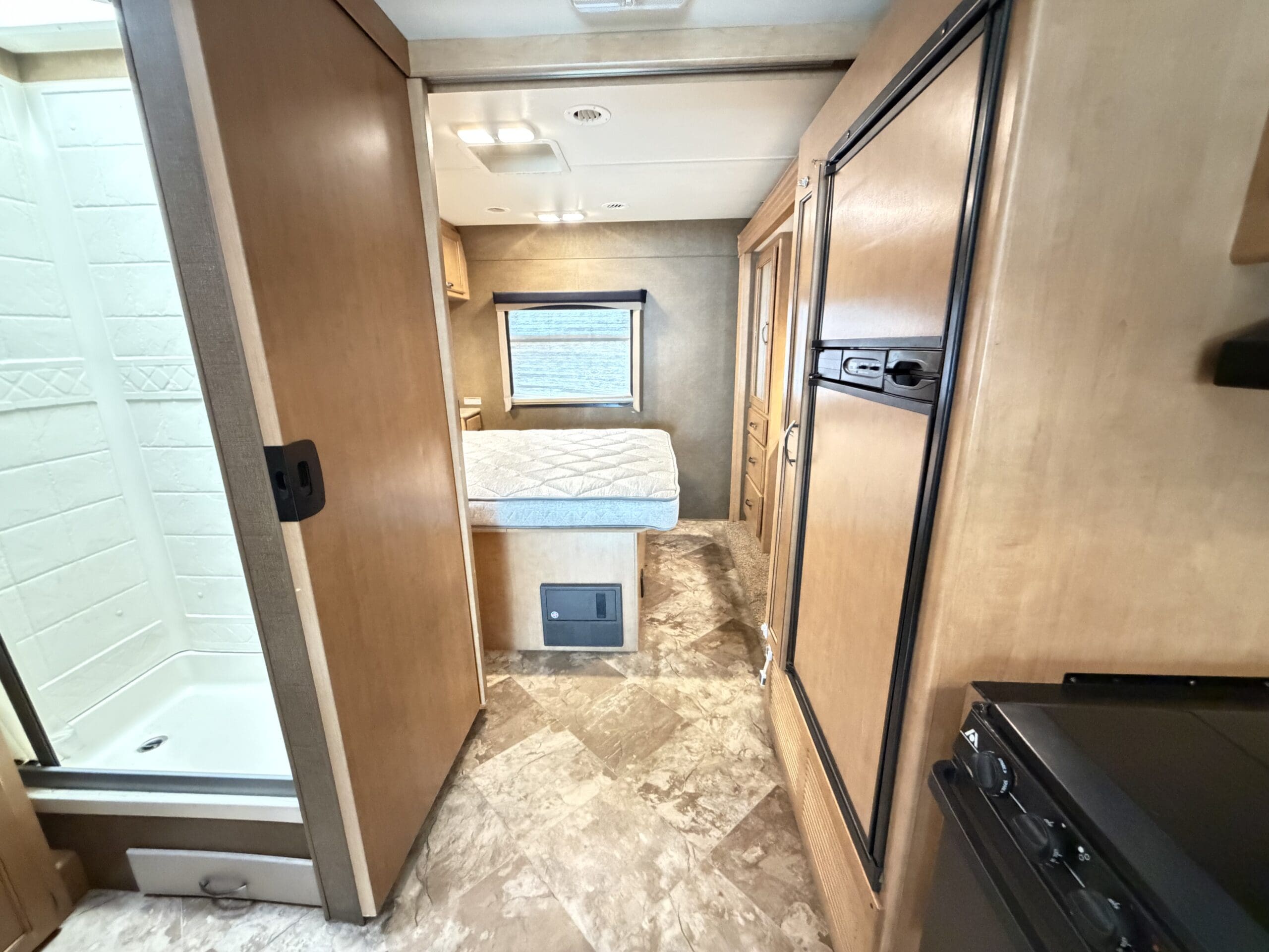 2015 Thor A.C.E 29.3 Slide & Low Miles - Image 42