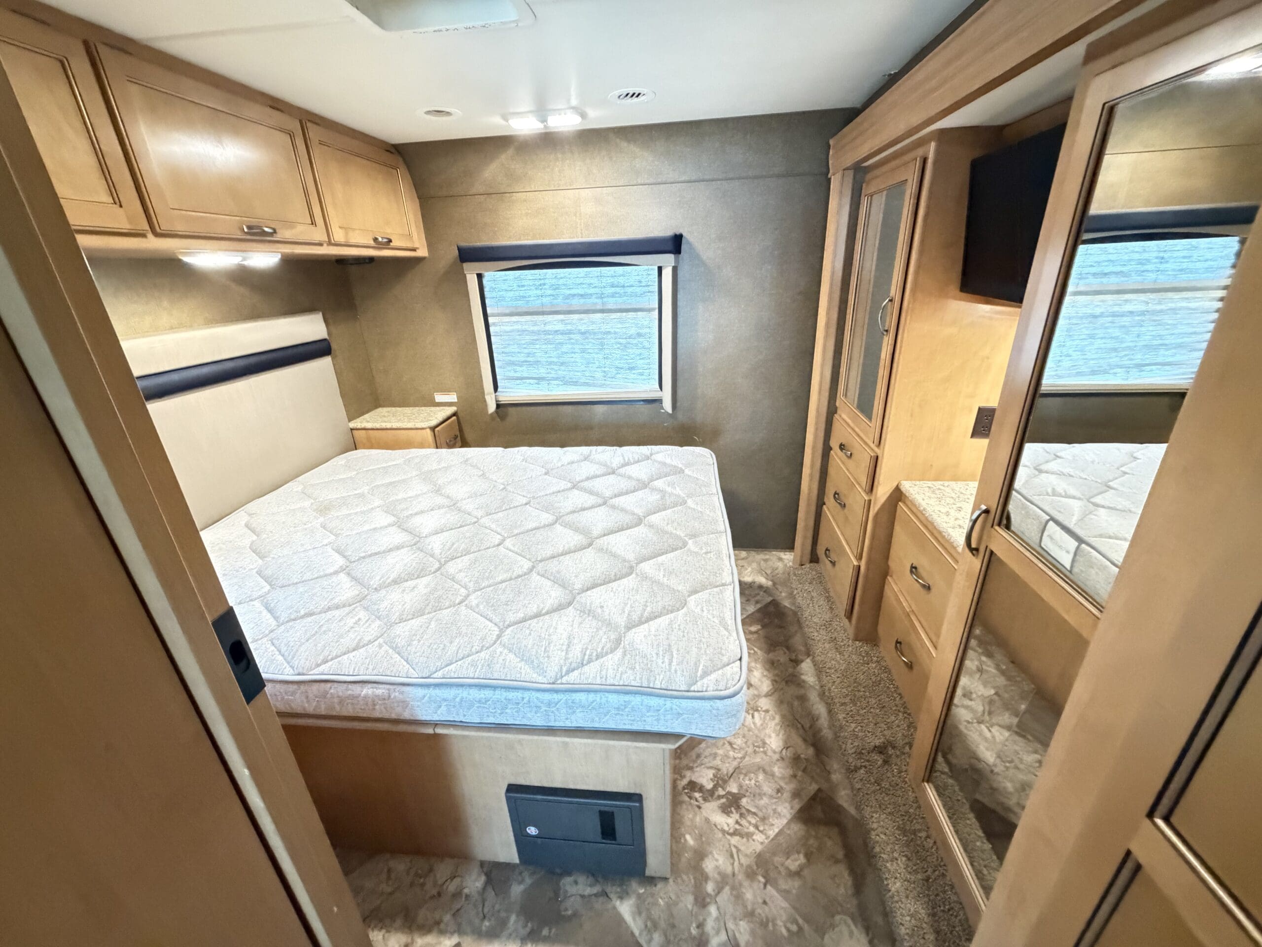2015 Thor A.C.E 29.3 Slide & Low Miles - Image 43