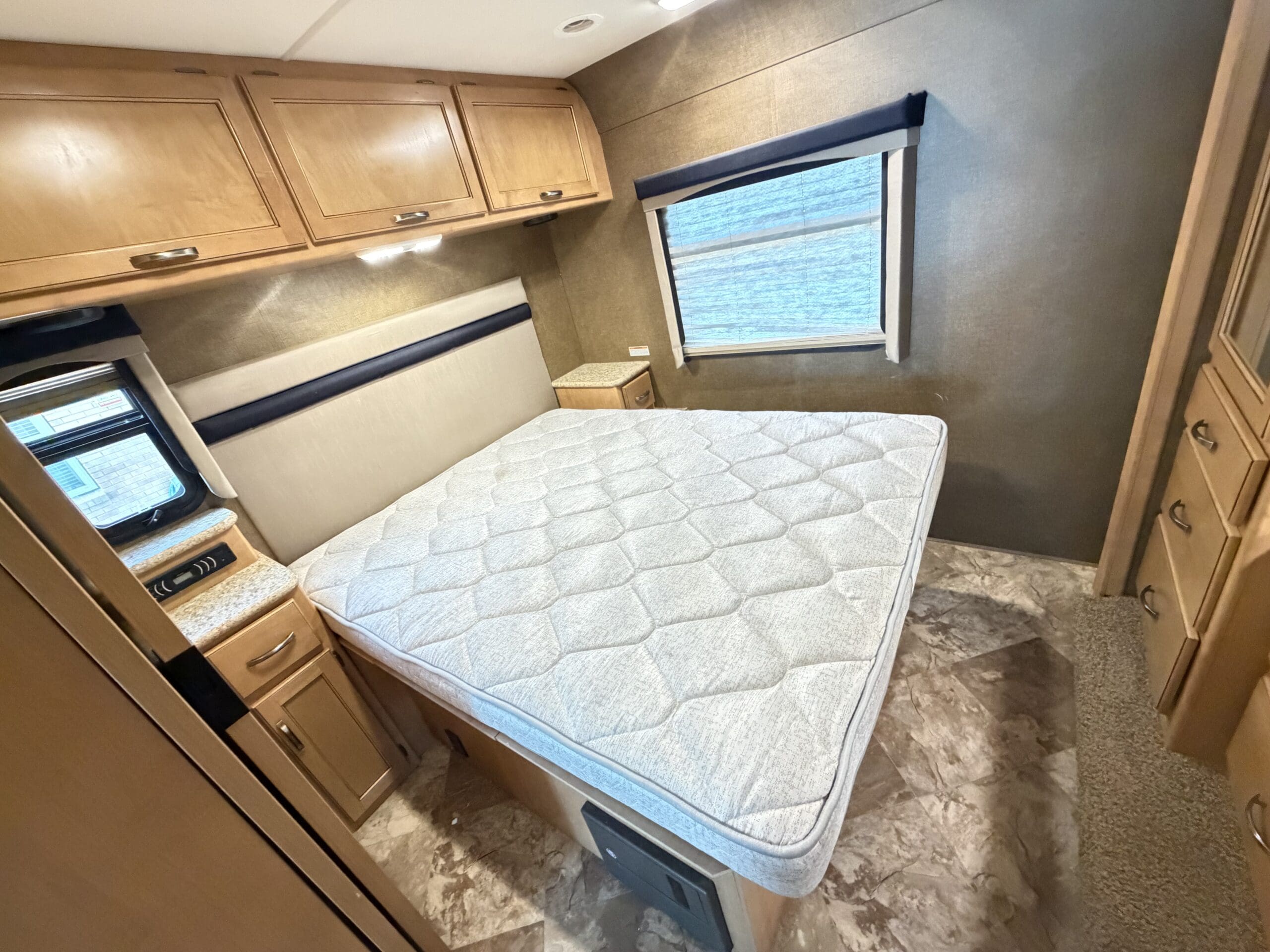 2015 Thor A.C.E 29.3 Slide & Low Miles - Image 44
