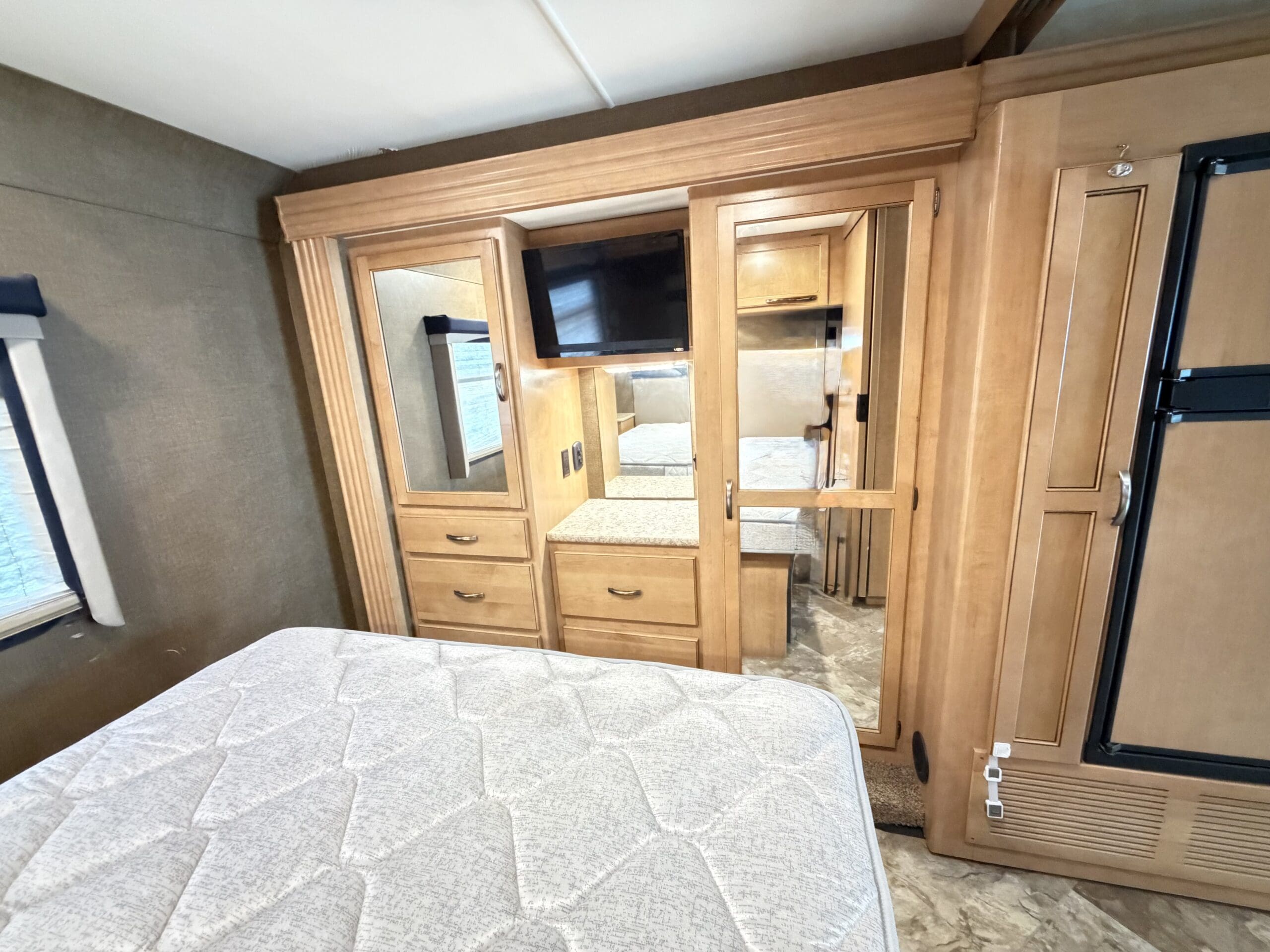 2015 Thor A.C.E 29.3 Slide & Low Miles - Image 45