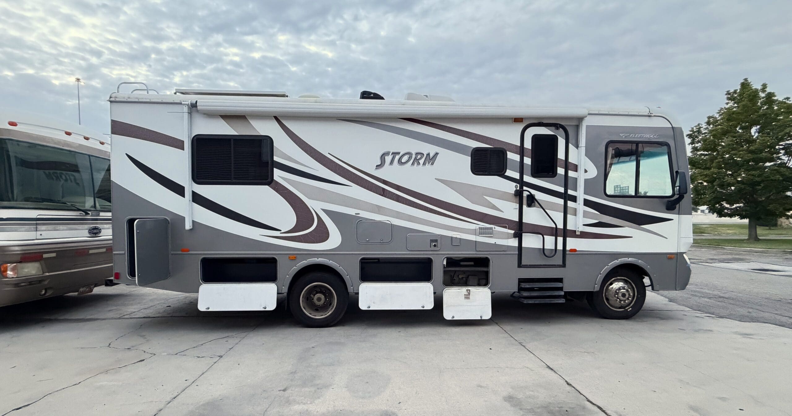 2013 Fleetwood Storm 28MS with Slide - Image 15