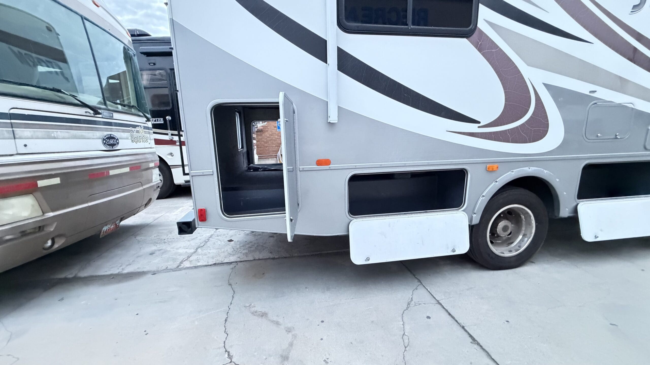 2013 Fleetwood Storm 28MS with Slide - Image 16