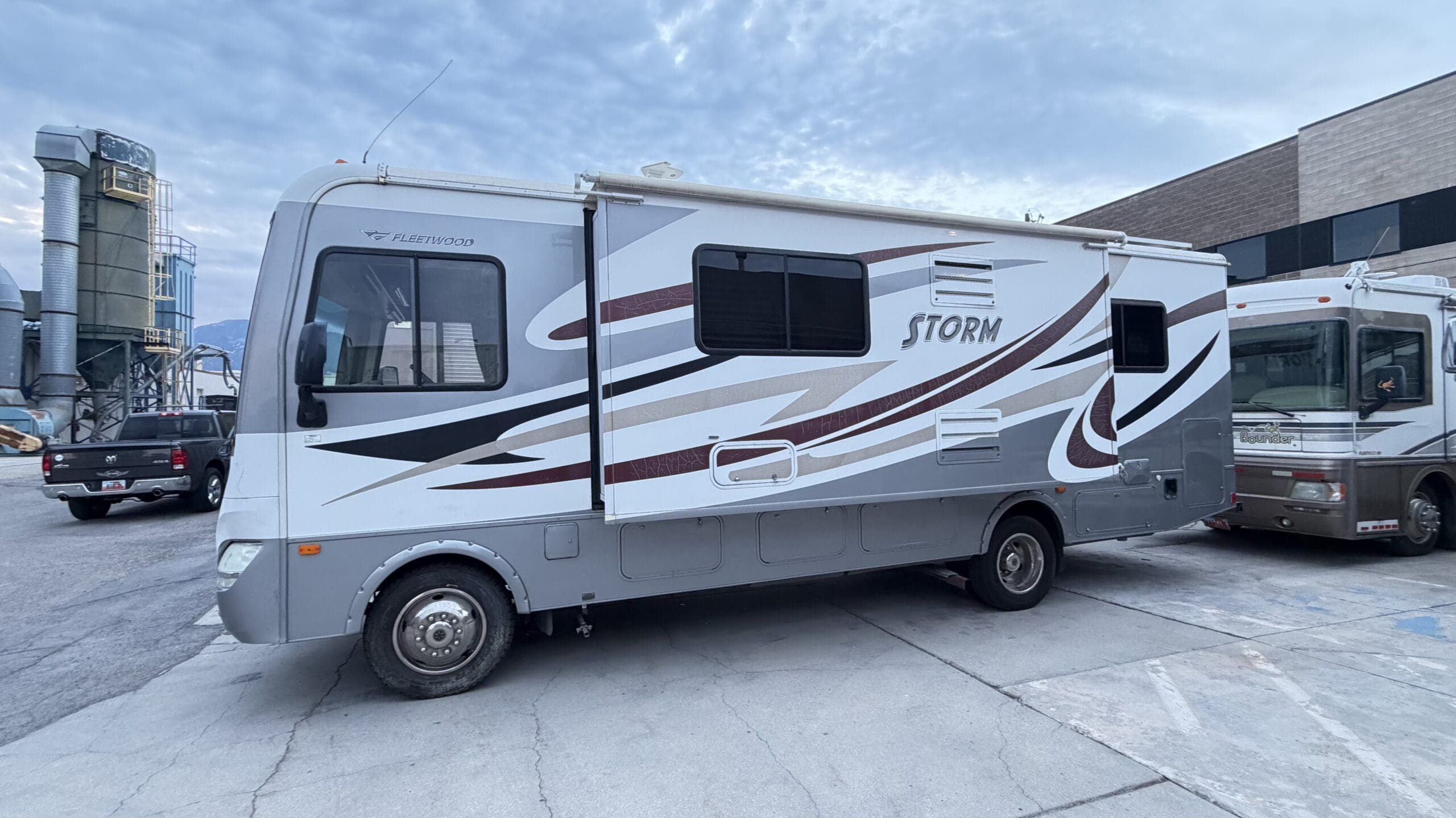 2013 Fleetwood Storm 28MS with Slide - Image 2