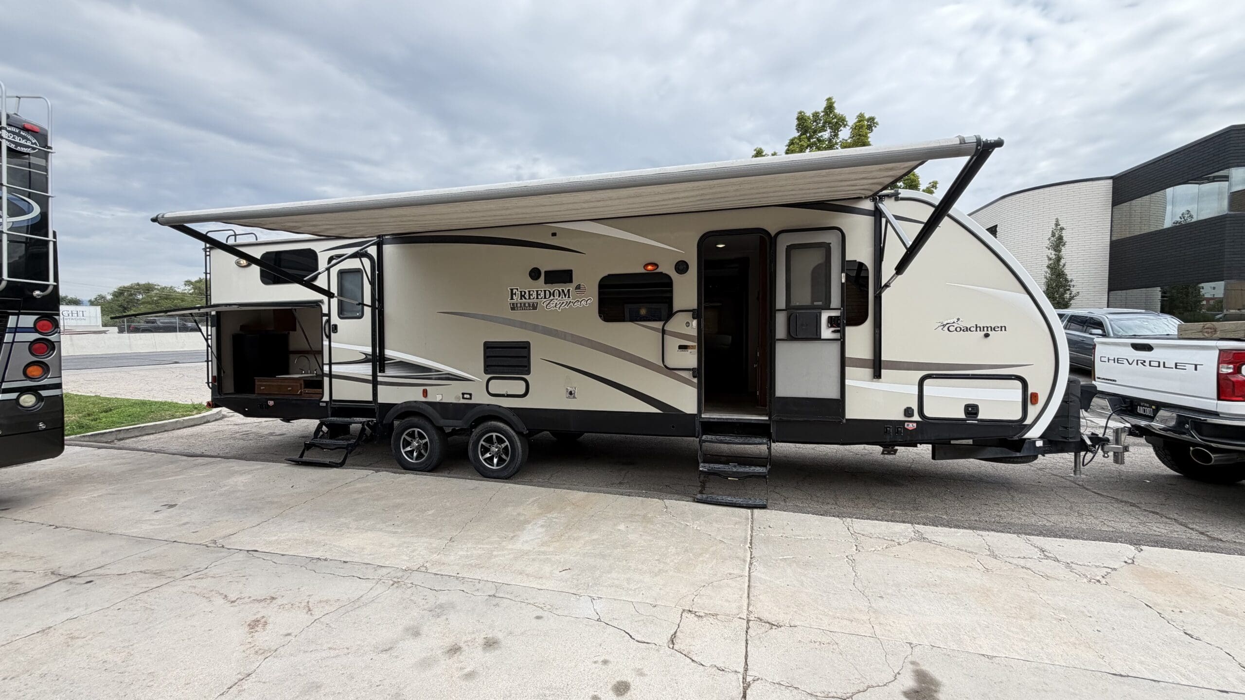2017 Coachmen Freedom Express Liberty 310BHDS - Image 9