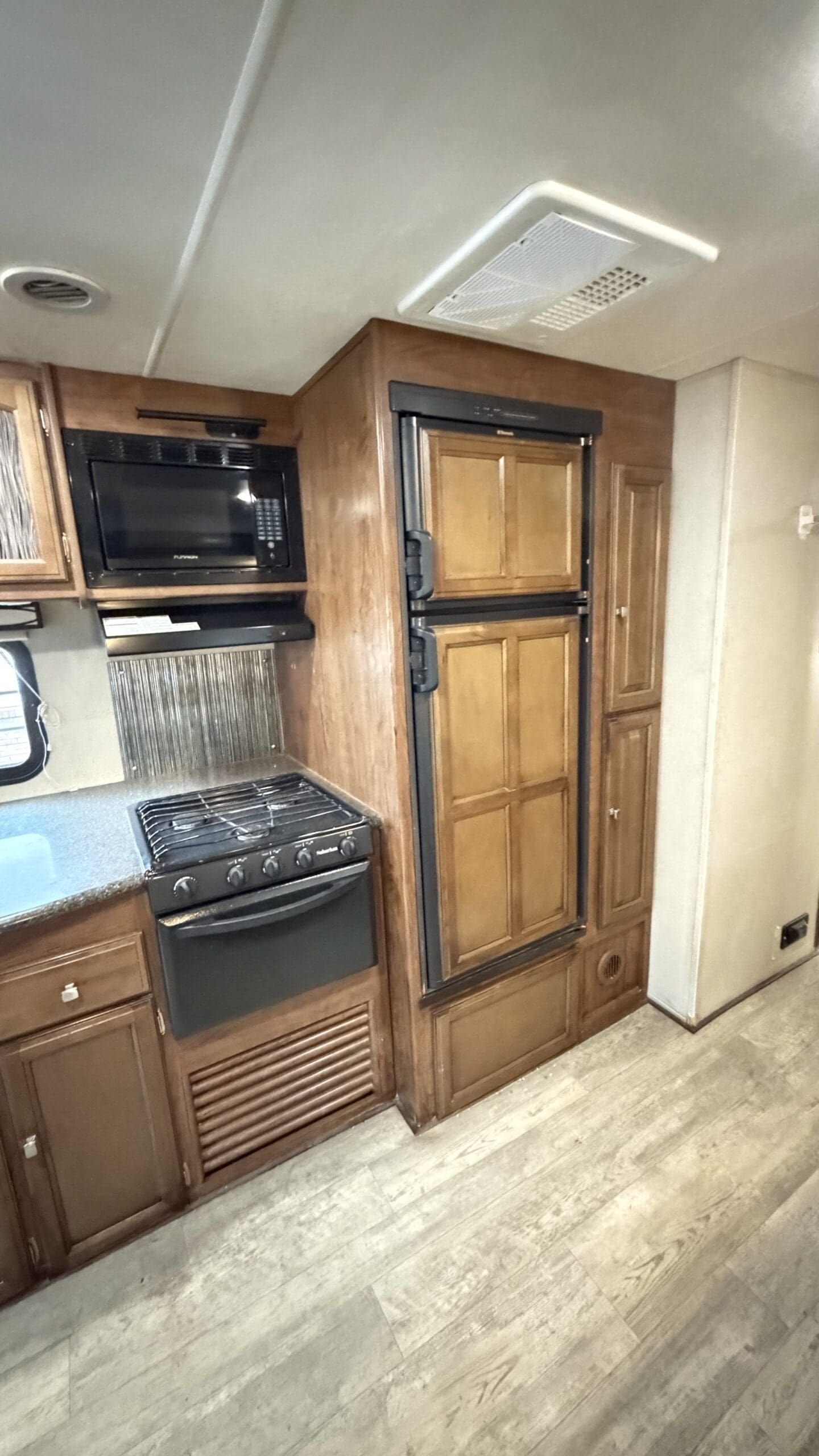 2017 Coachmen Freedom Express Liberty 310BHDS - Image 17