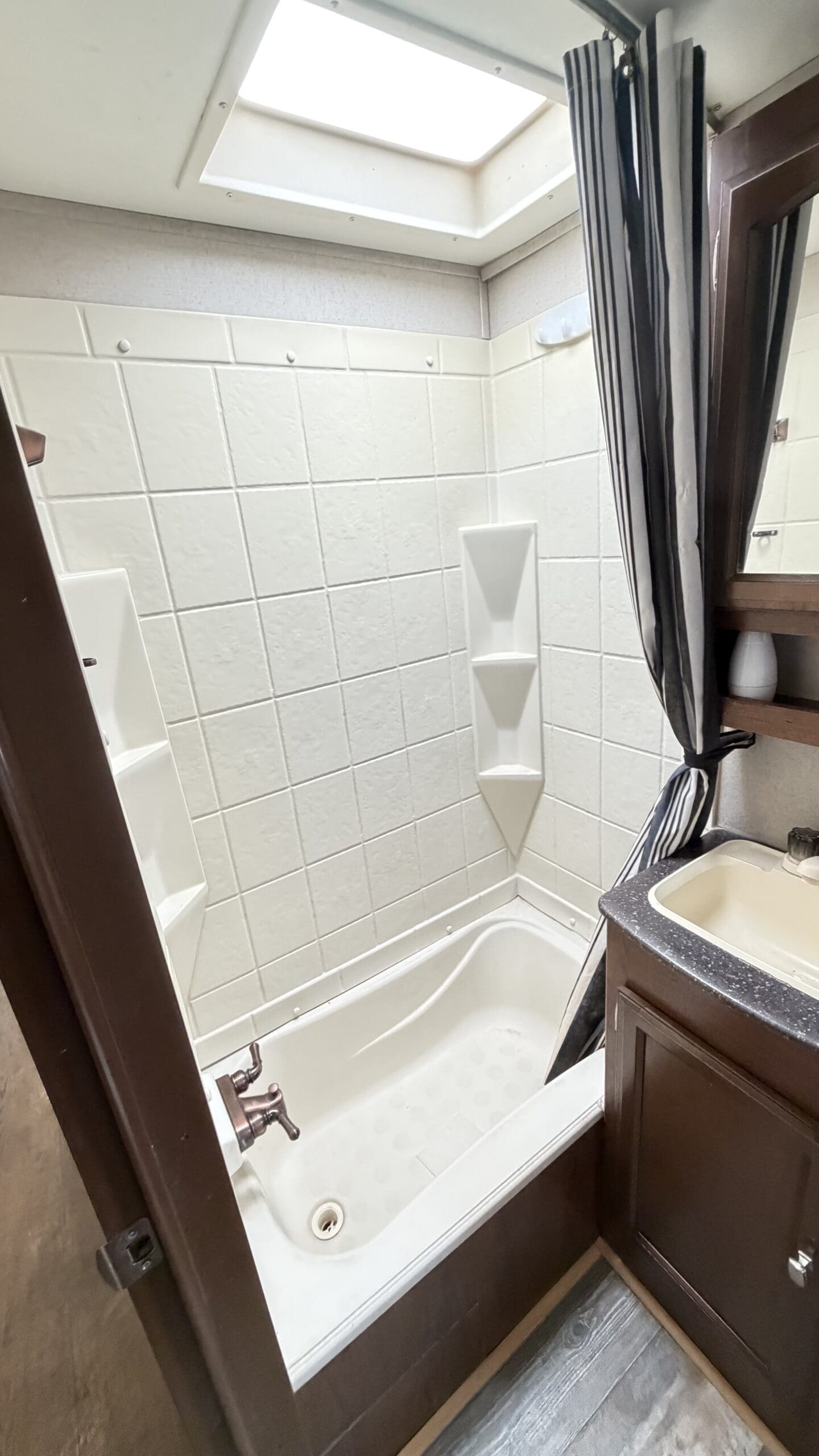 2017 Coachmen Freedom Express Liberty 310BHDS - Image 21