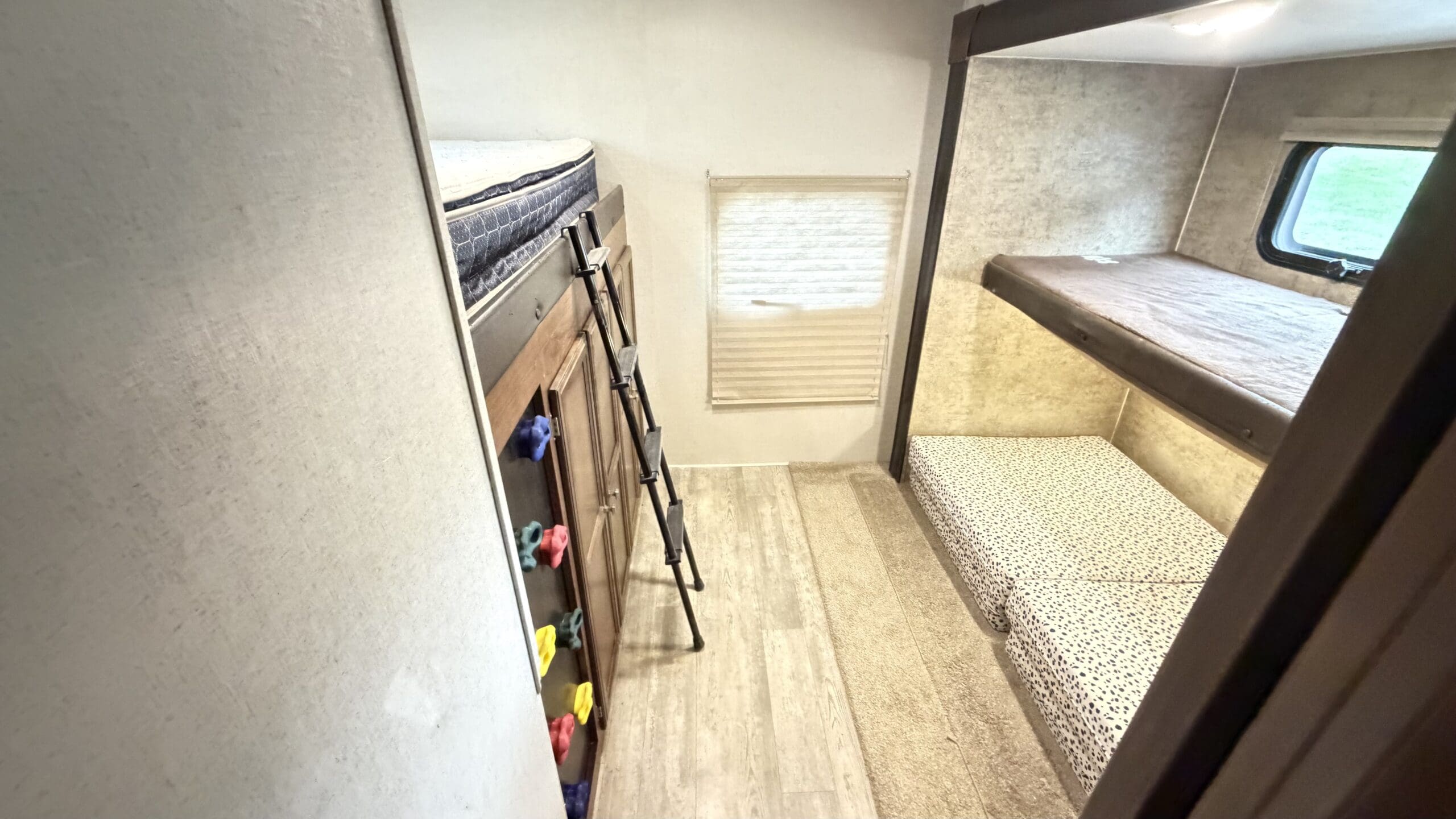 2017 Coachmen Freedom Express Liberty 310BHDS - Image 24