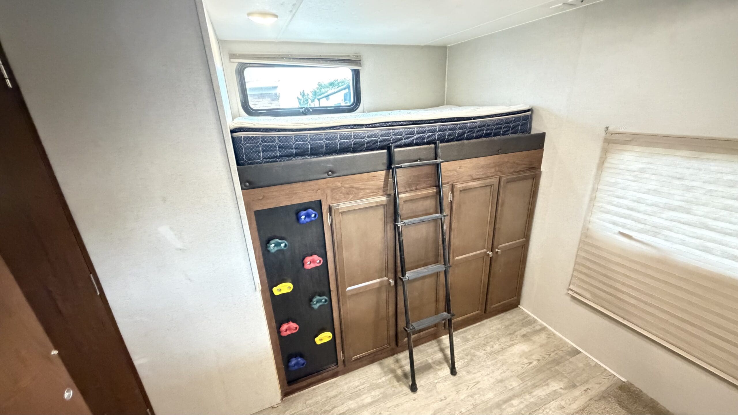 2017 Coachmen Freedom Express Liberty 310BHDS - Image 26