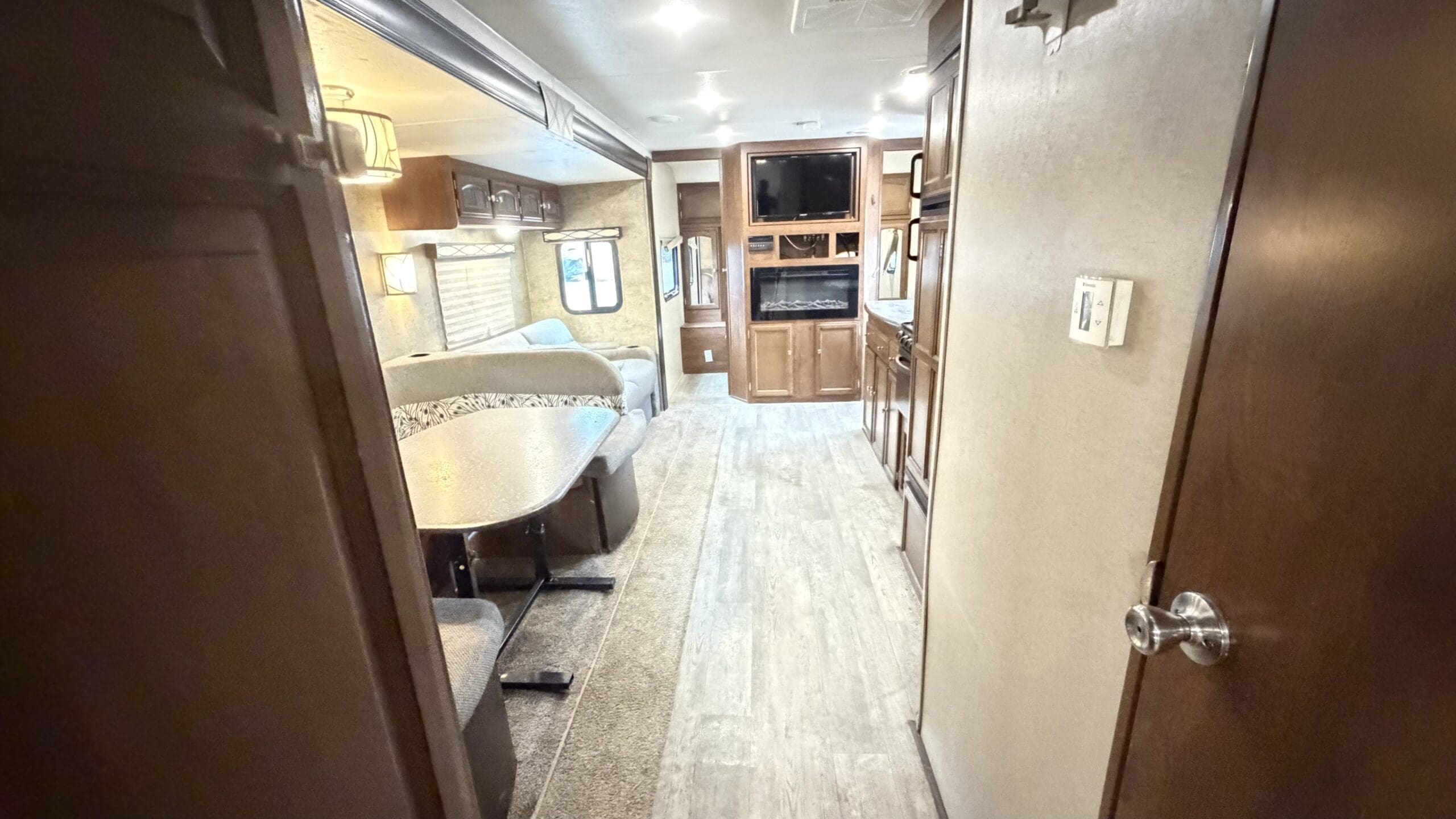 2017 Coachmen Freedom Express Liberty 310BHDS - Image 27