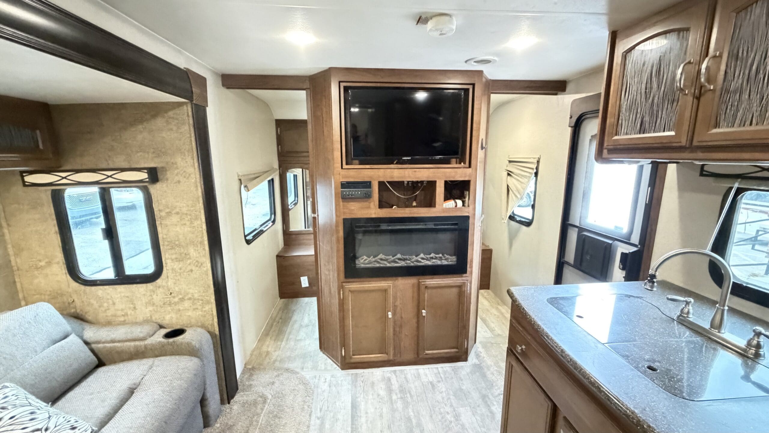 2017 Coachmen Freedom Express Liberty 310BHDS - Image 29
