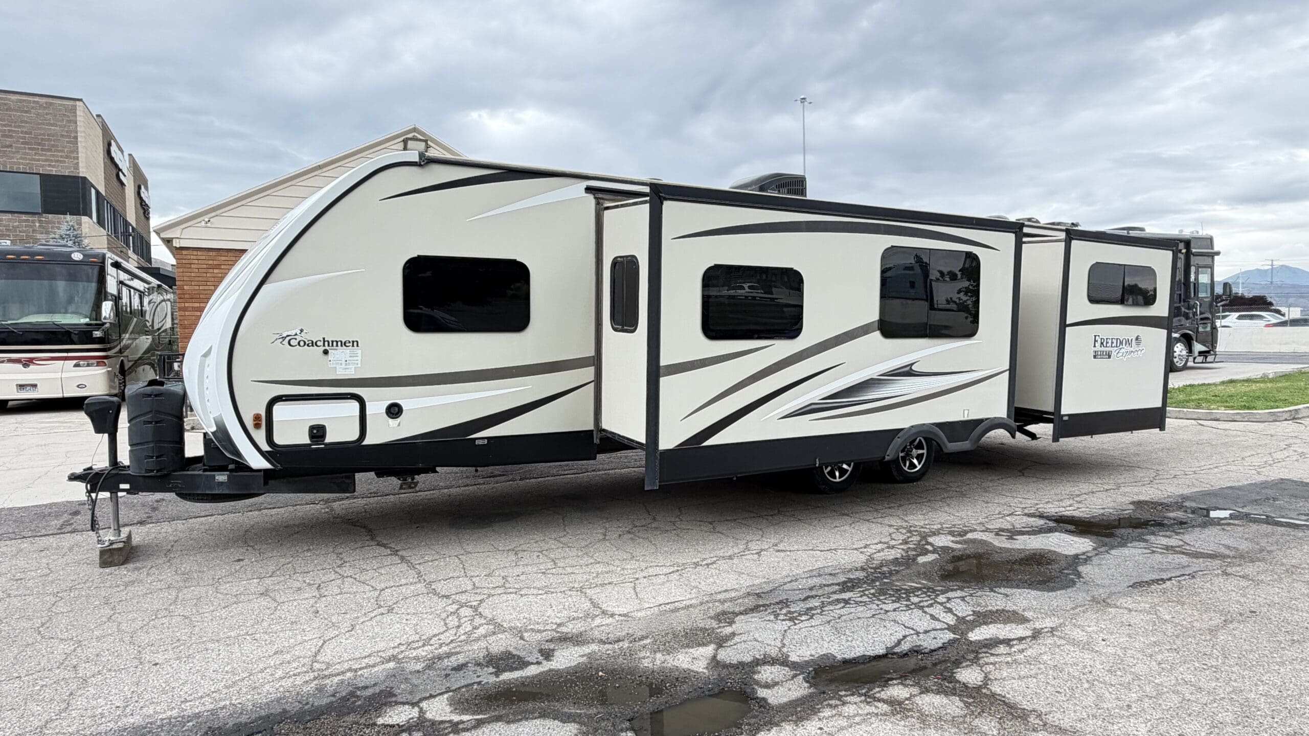 2017 Coachmen Freedom Express Liberty 310BHDS - Image 2