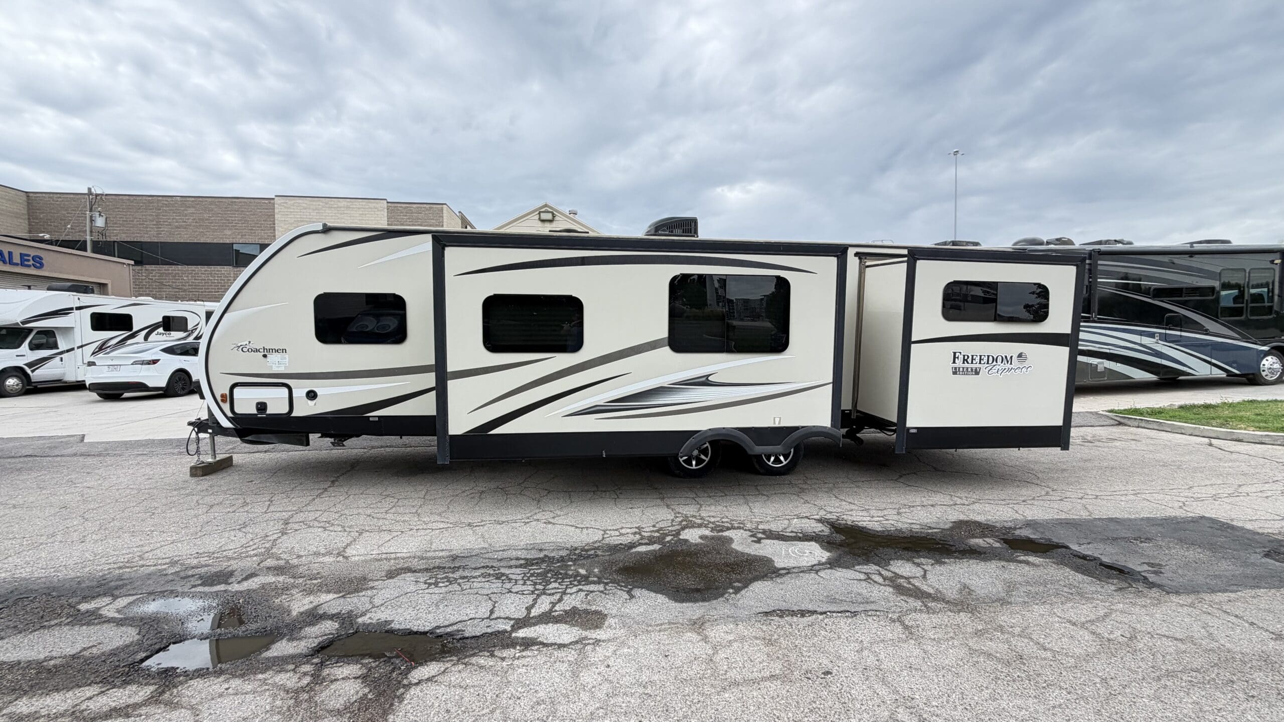 2017 Coachmen Freedom Express Liberty 310BHDS - Image 3