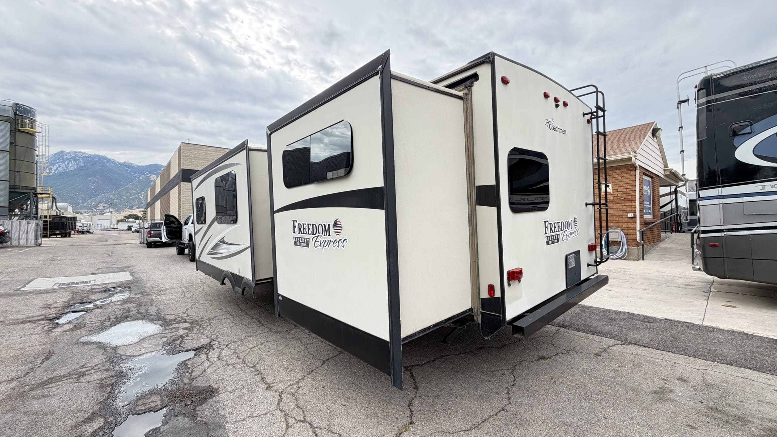 2017 Coachmen Freedom Express Liberty 310BHDS - Image 4