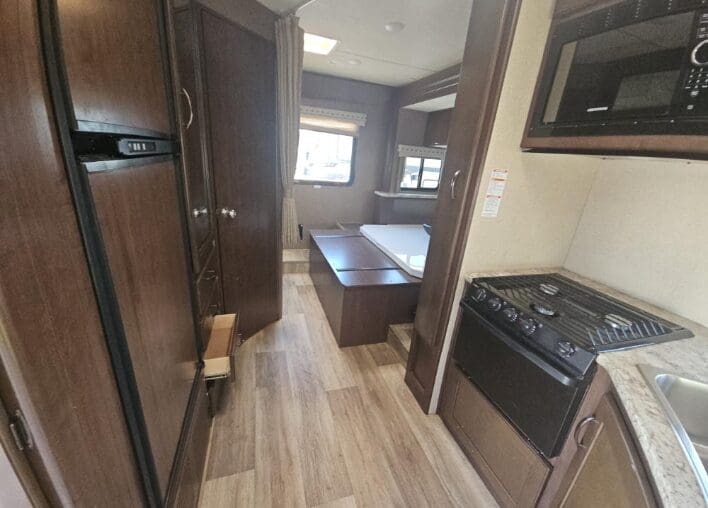 2019 Thor Four Winds 26B with Slide - Image 10