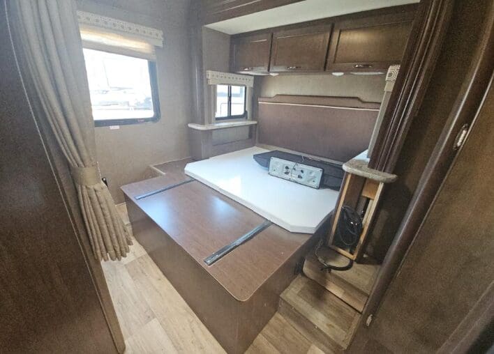 2019 Thor Four Winds 26B with Slide - Image 11