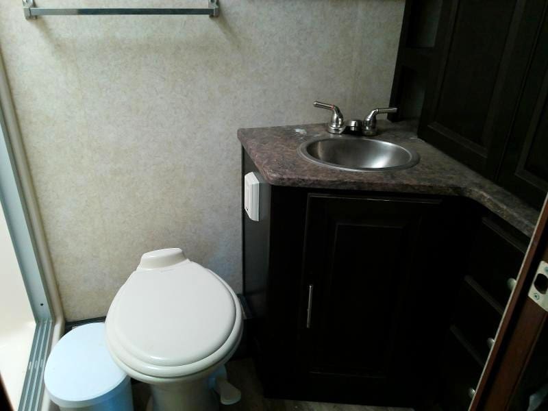 2016 Forest River Georgetown 364TS bunks & Bath 1/2 - Image 14