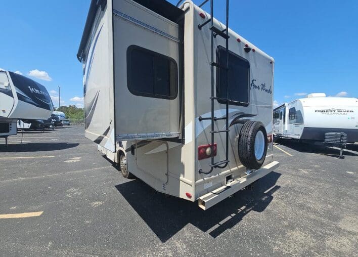 2019 Thor Four Winds 26B with Slide - Image 2