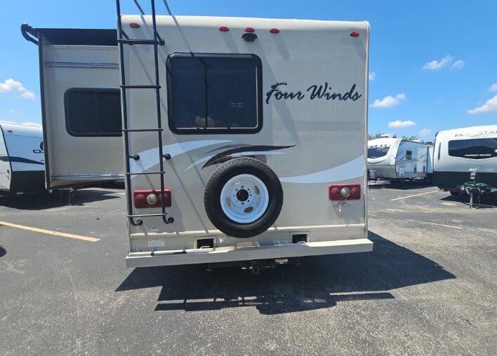 2019 Thor Four Winds 26B with Slide - Image 3