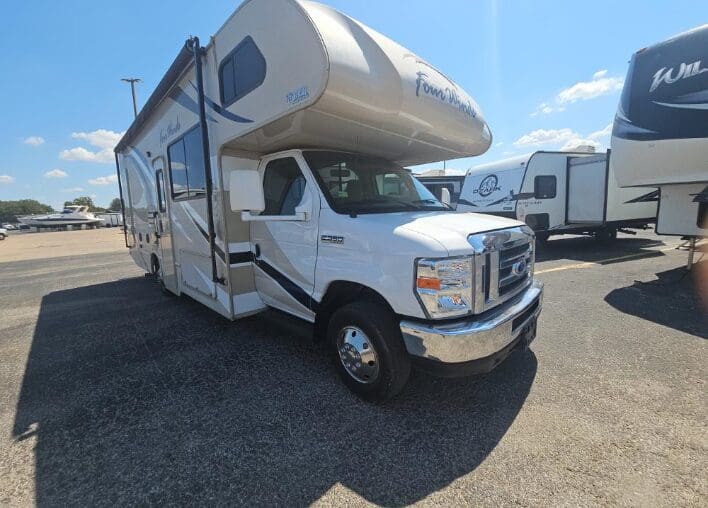 2019 Thor Four Winds 26B with Slide - Image 4