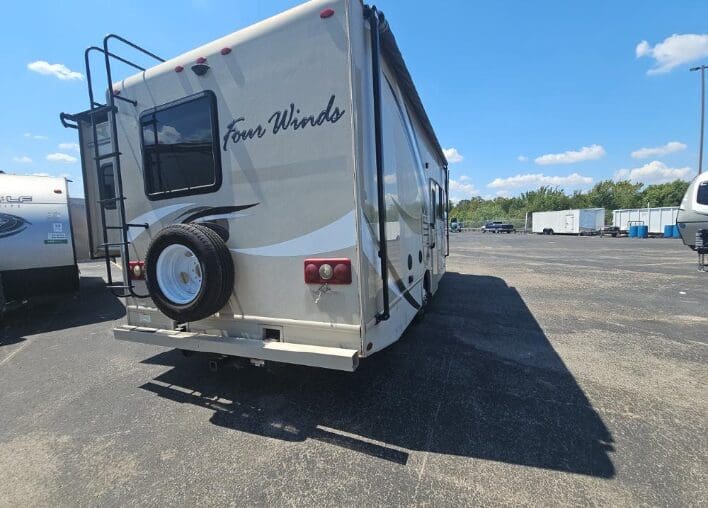 2019 Thor Four Winds 26B with Slide - Image 5