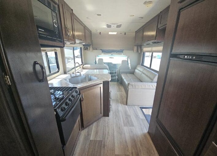 2019 Thor Four Winds 26B with Slide - Image 6