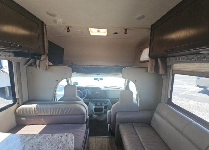 2019 Thor Four Winds 26B with Slide - Image 7