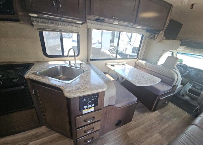2019 Thor Four Winds 26B with Slide - Image 8