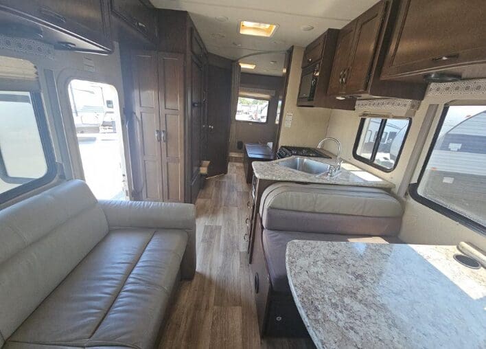 2019 Thor Four Winds 26B with Slide - Image 9