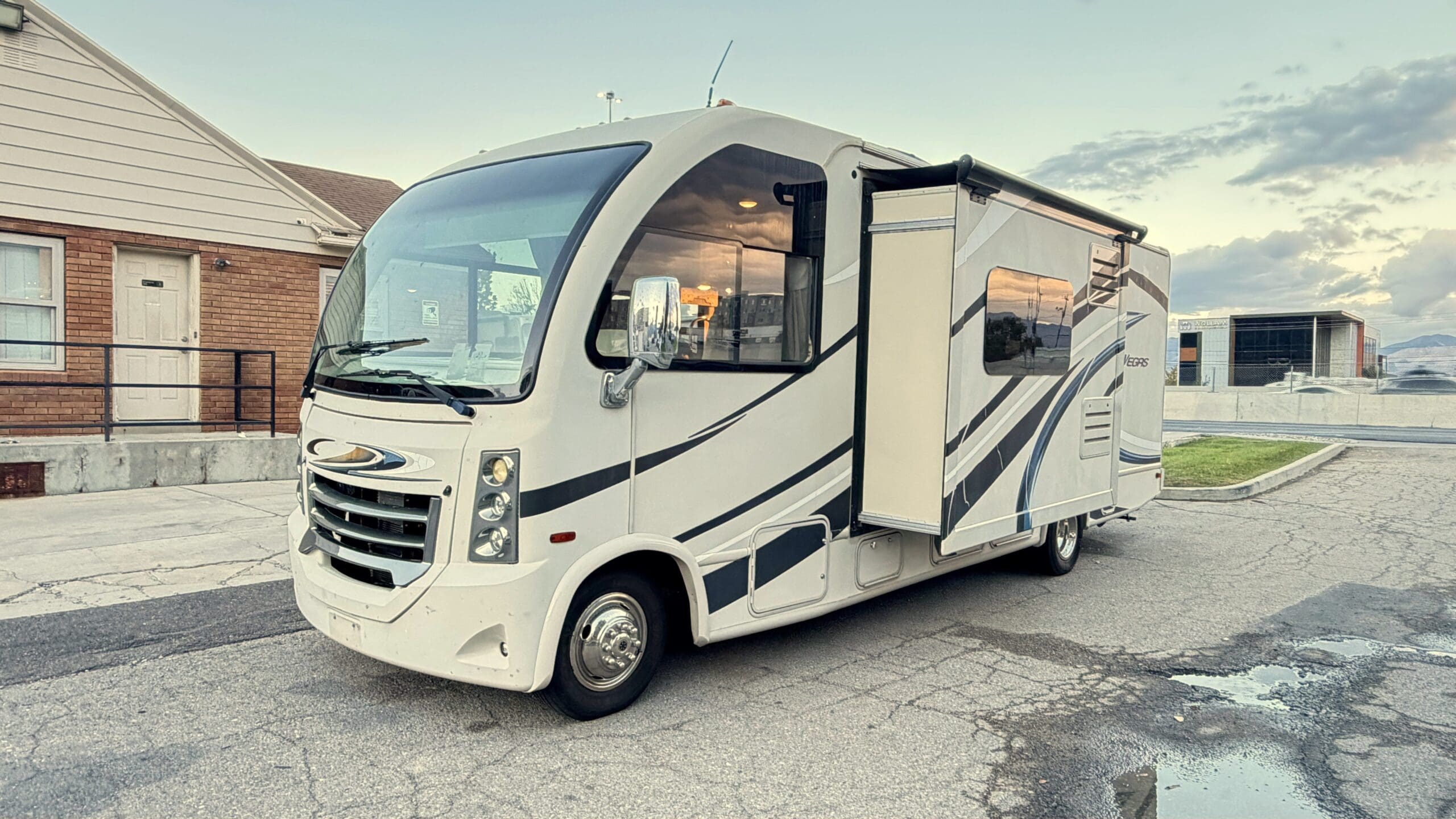 2017 Thor Vegas 25.5 Class A with Slide