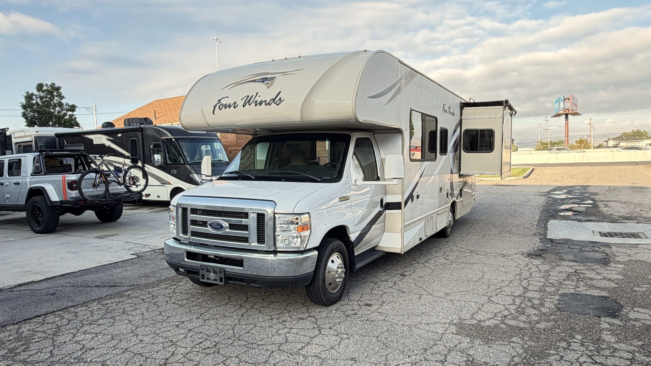 2019 Thor Four Winds 26B with Slide