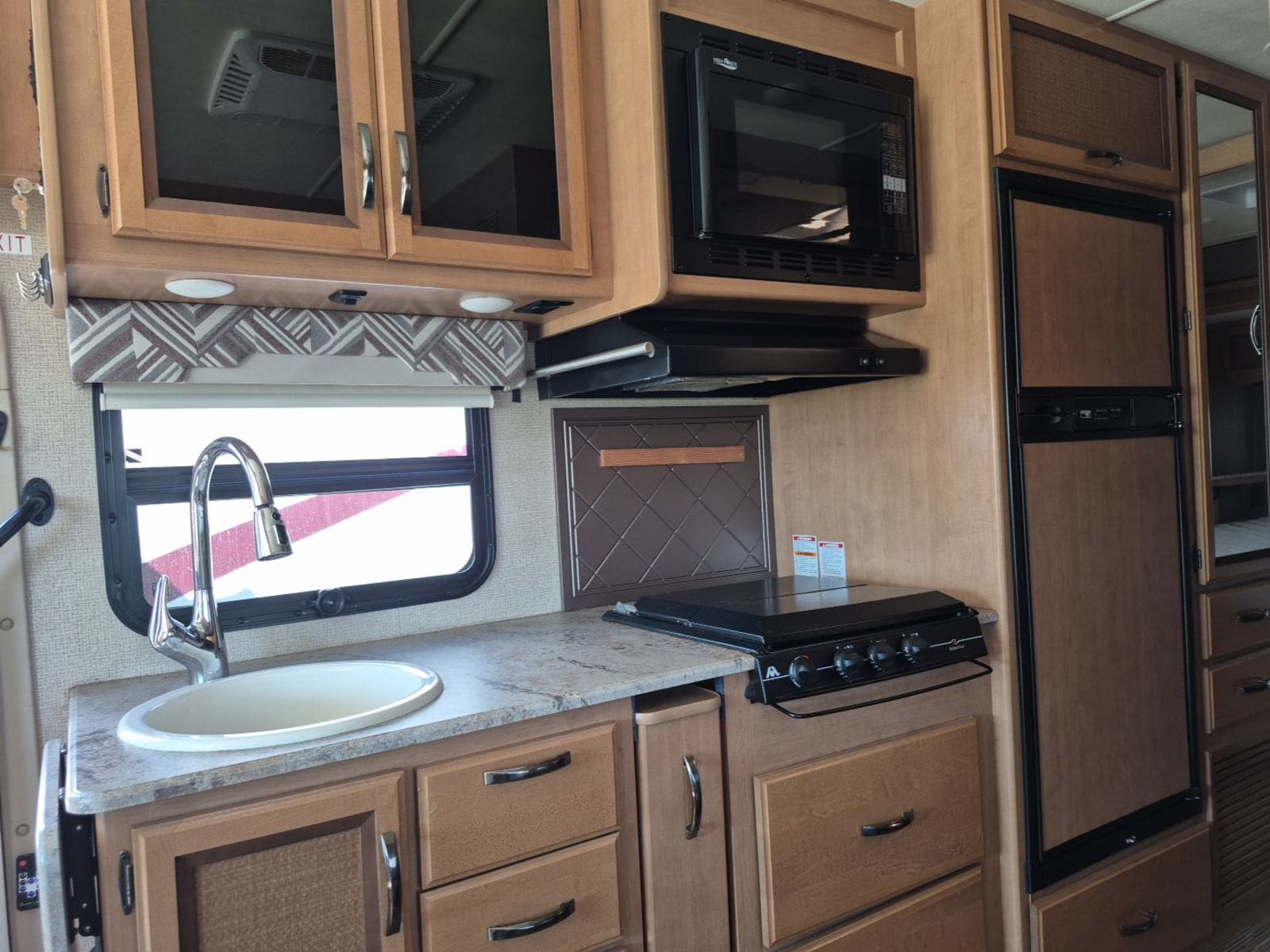 2017 Thor AXIS 25.2 Class A motorhome - Image 12