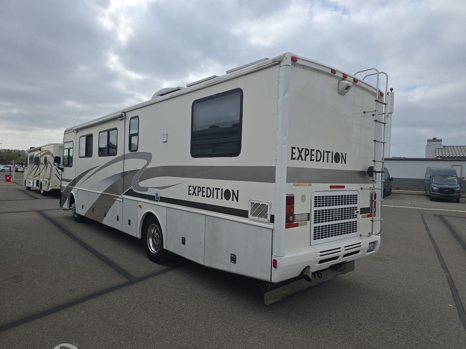 2003 Fleetwood Expedition 36T pusher with 2 slides - Image 2