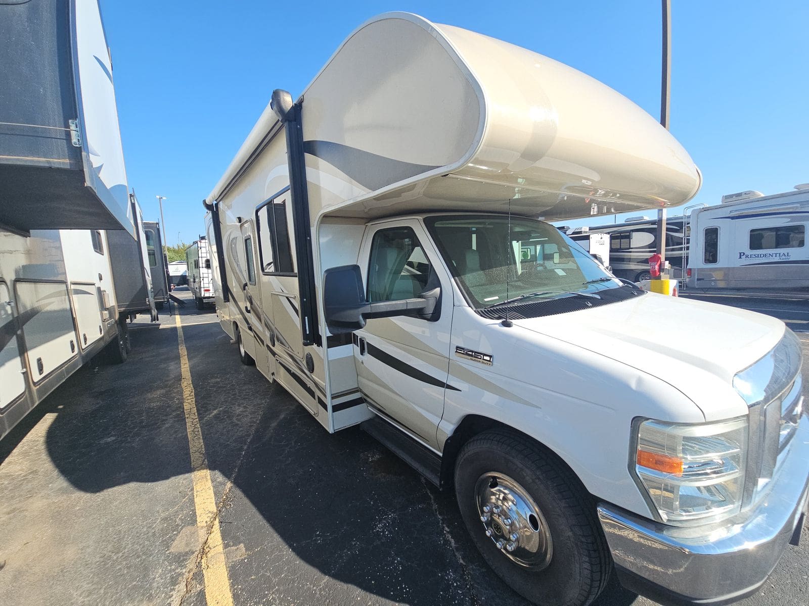 2016 Thor Chateau 29G Class C with 2 Slides - Image 2