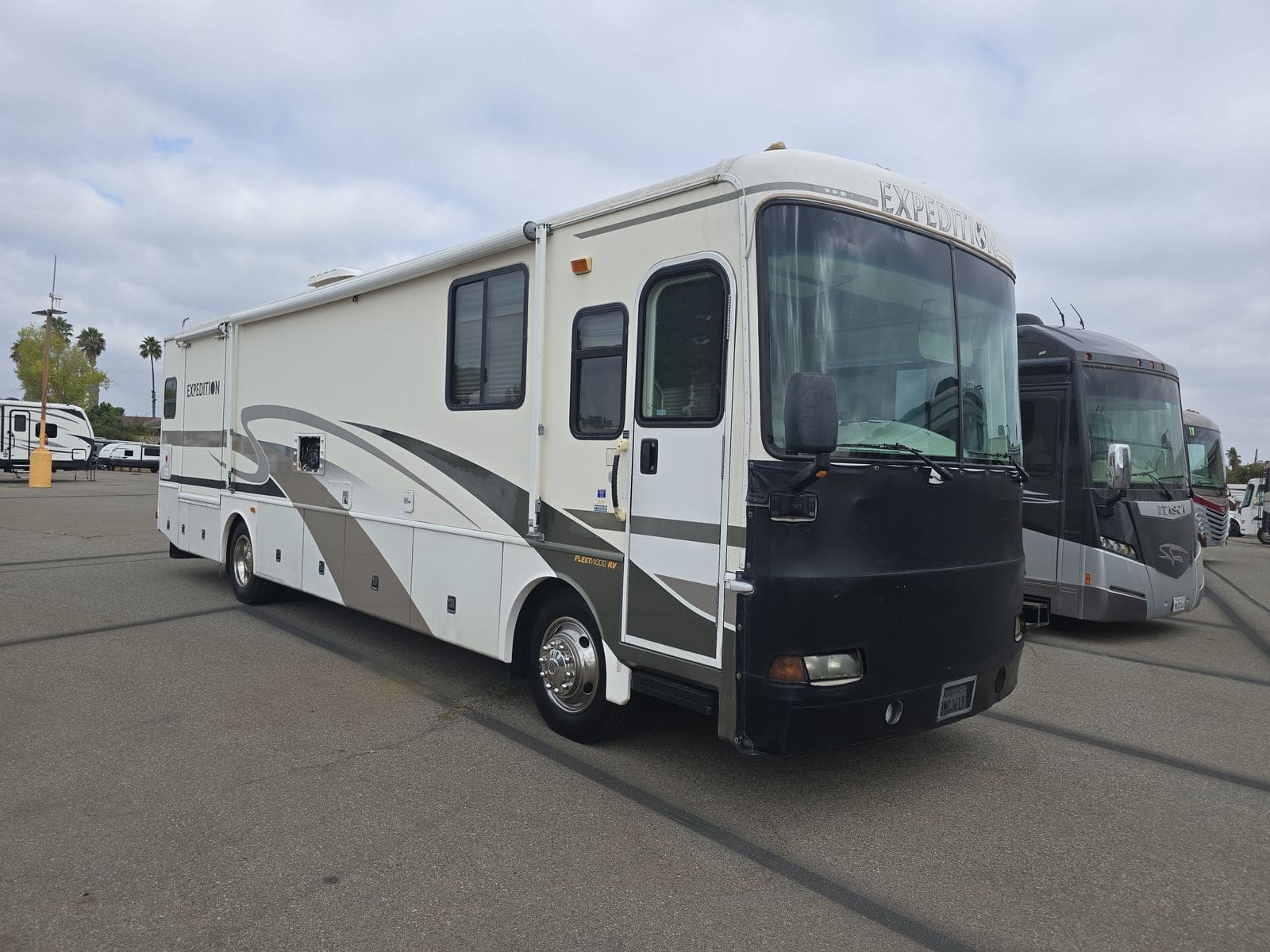 2003 Fleetwood Expedition 36T pusher with 2 slides - Image 4
