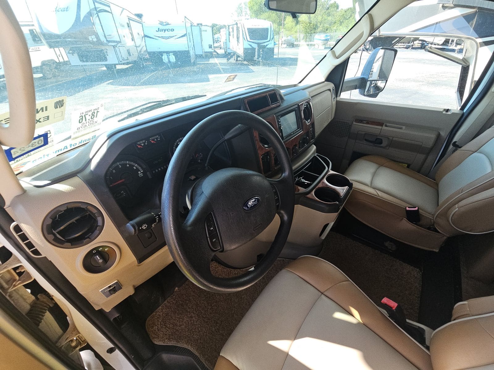2016 Thor Chateau 29G Class C with 2 Slides - Image 3