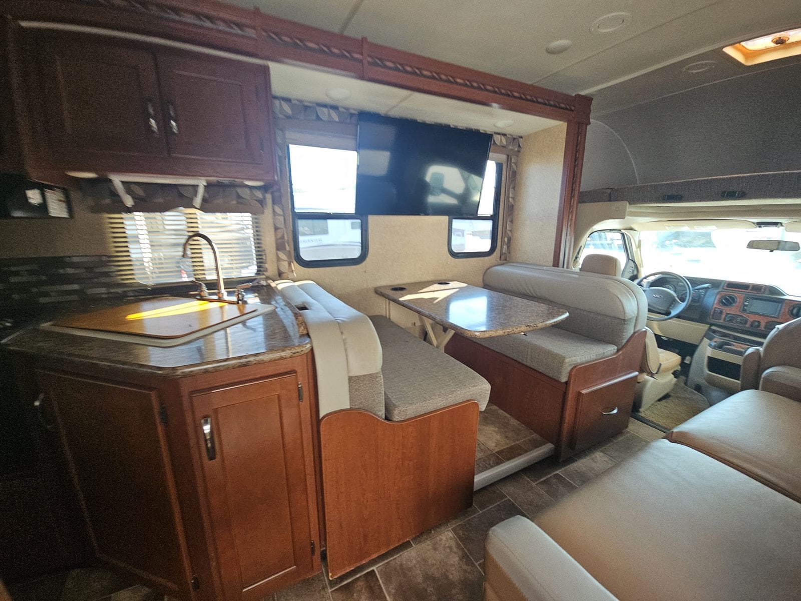 2016 Thor Chateau 29G Class C with 2 Slides - Image 4