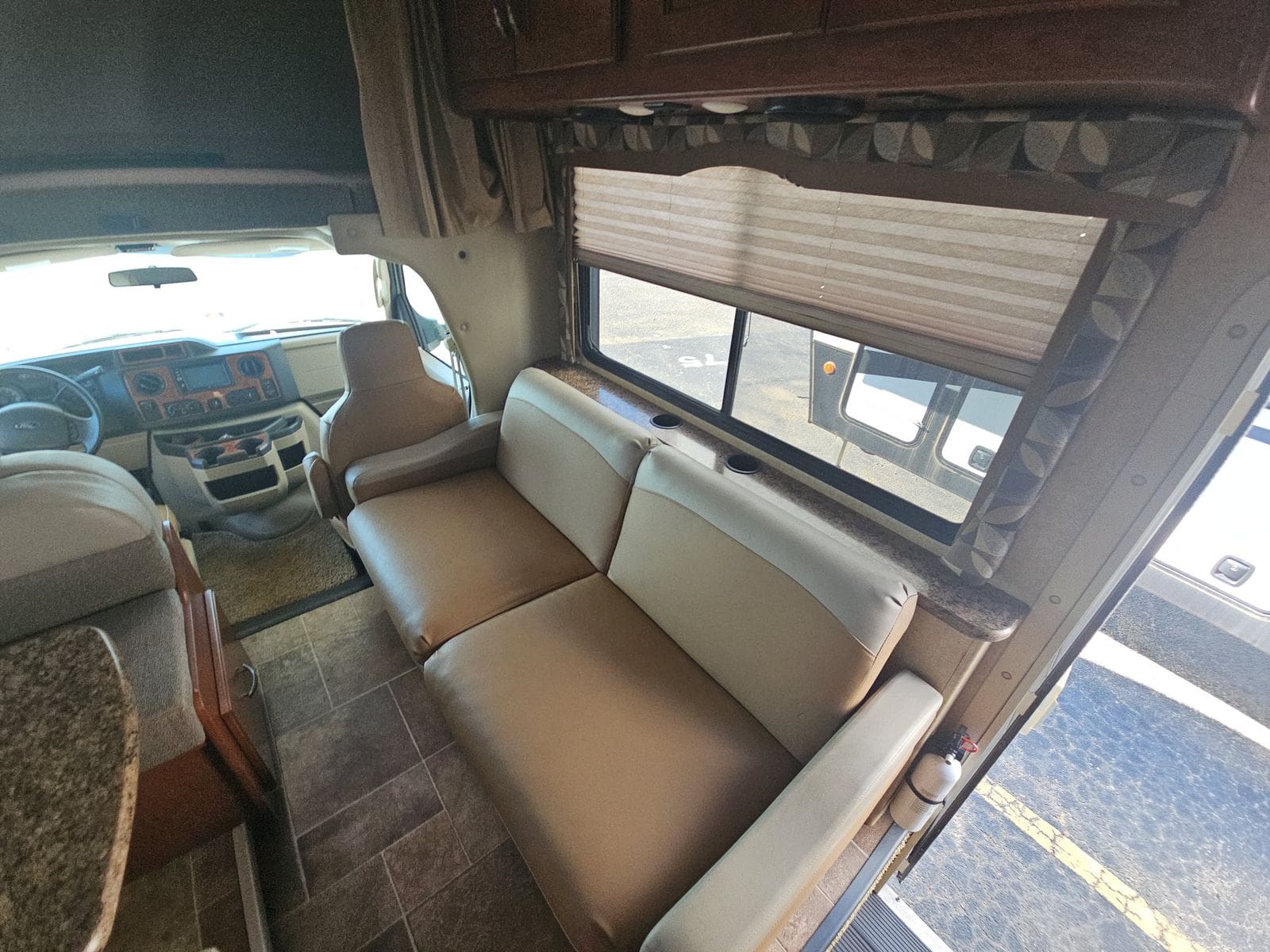 2016 Thor Chateau 29G Class C with 2 Slides - Image 5