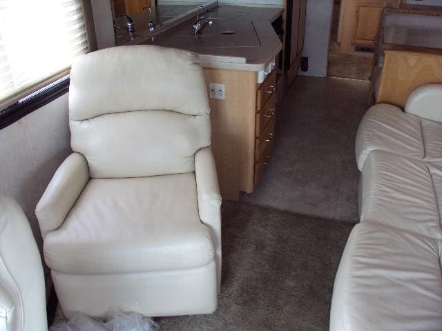 2003 Fleetwood Expedition 36T pusher with 2 slides - Image 8