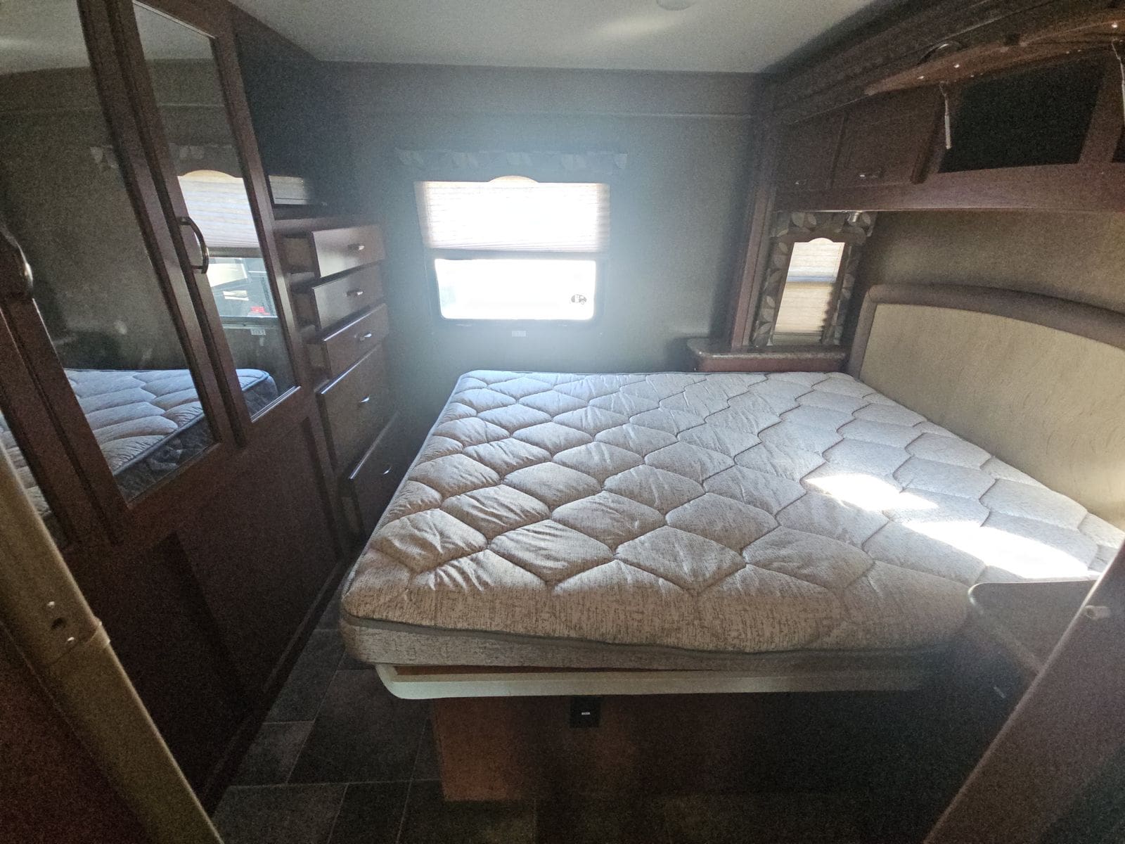 2016 Thor Chateau 29G Class C with 2 Slides - Image 7