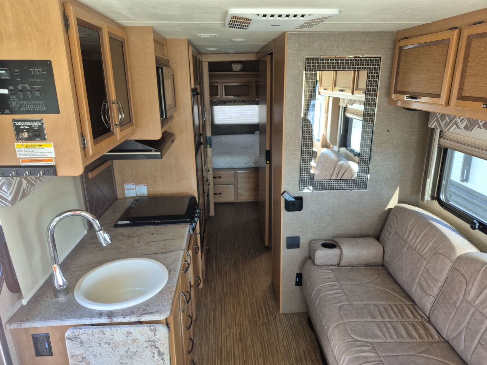 2017 Thor AXIS 25.2 Class A motorhome - Image 11