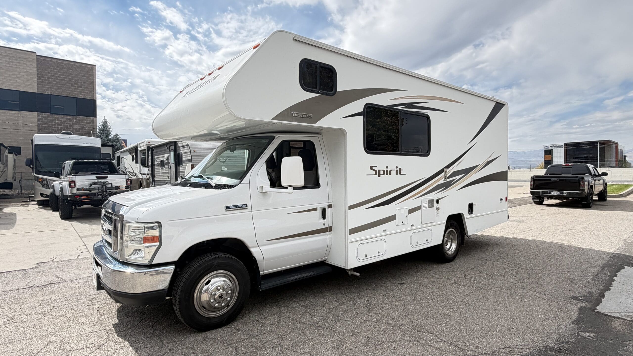 2017 Winnebago Spirit 22R Class C motorhome - Image 2
