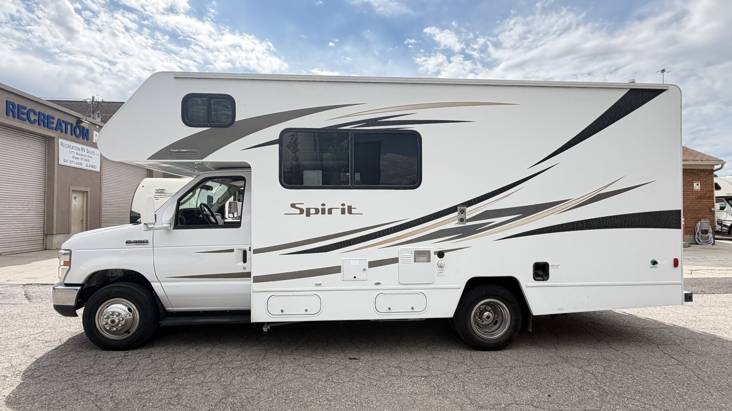 2017 Winnebago Spirit 22R Class C motorhome - Image 3