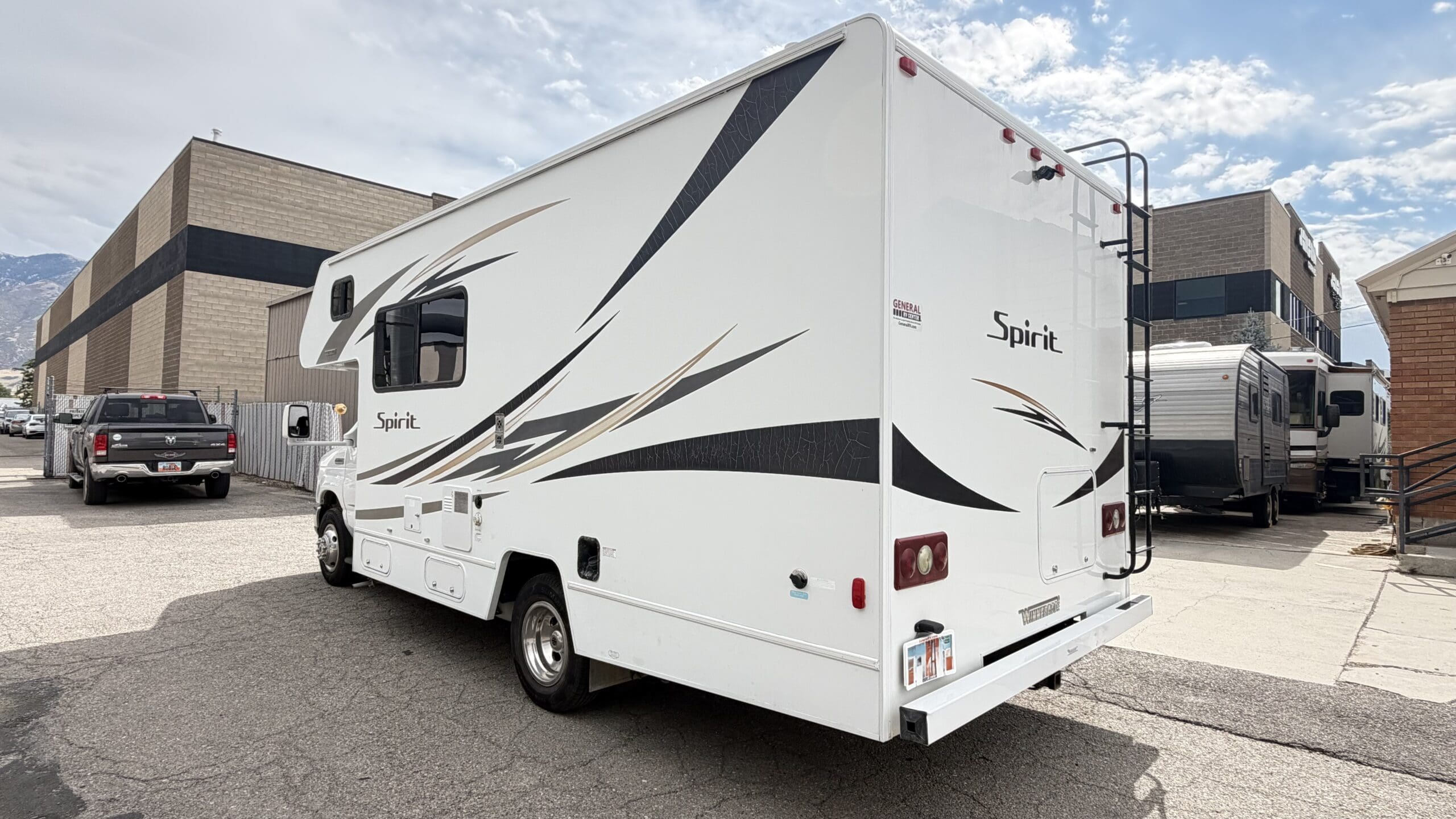2017 Winnebago Spirit 22R Class C motorhome - Image 4