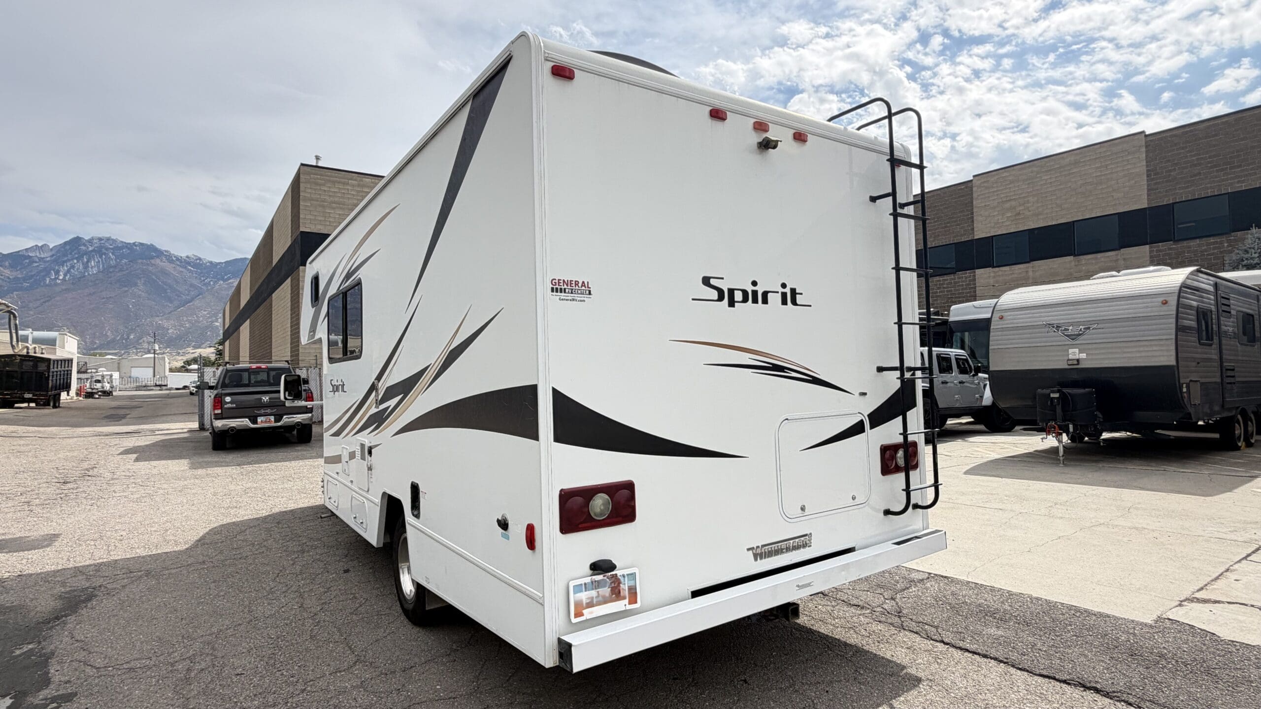 2017 Winnebago Spirit 22R Class C motorhome - Image 5