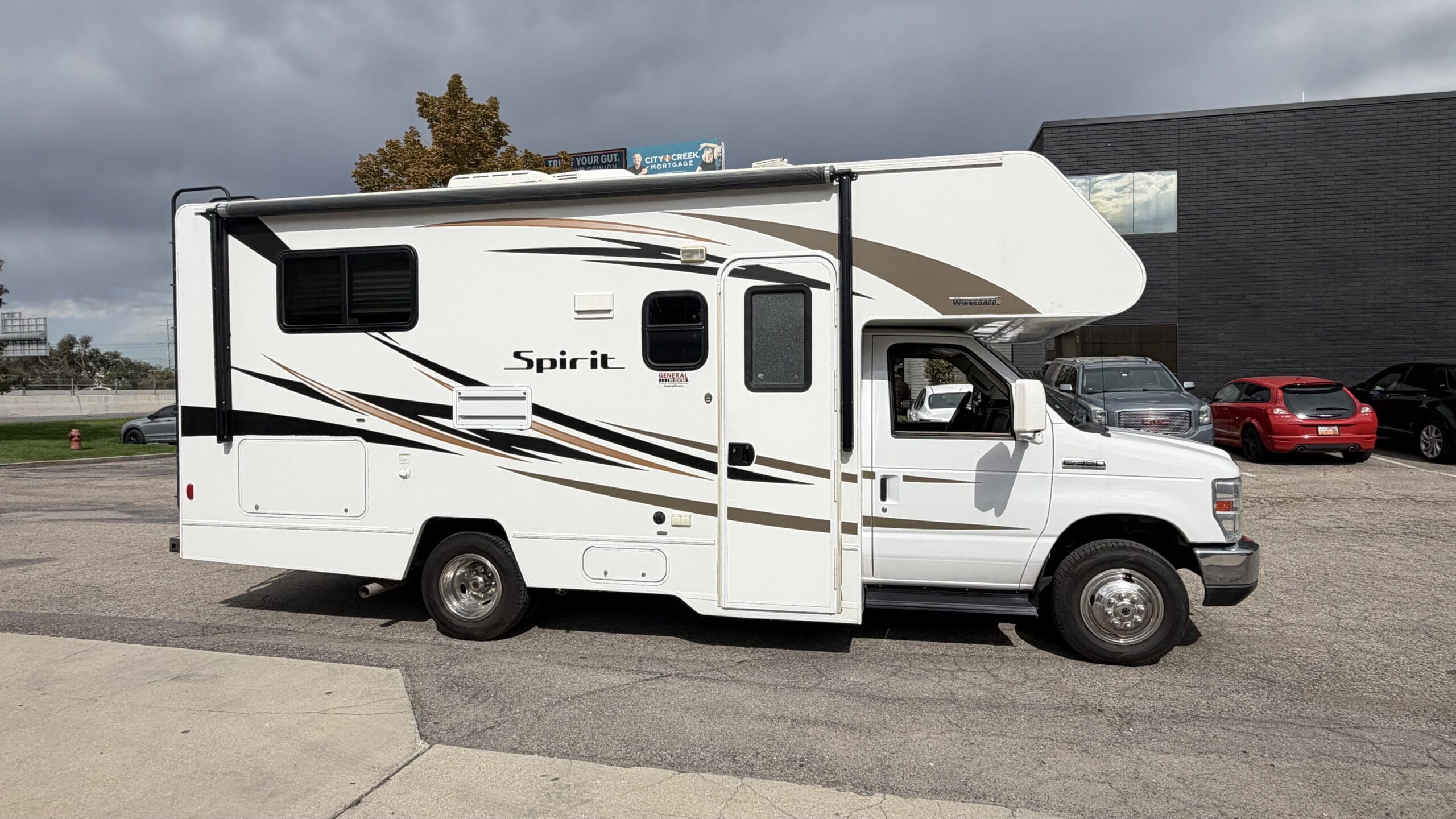 2017 Winnebago Spirit 22R Class C motorhome - Image 11