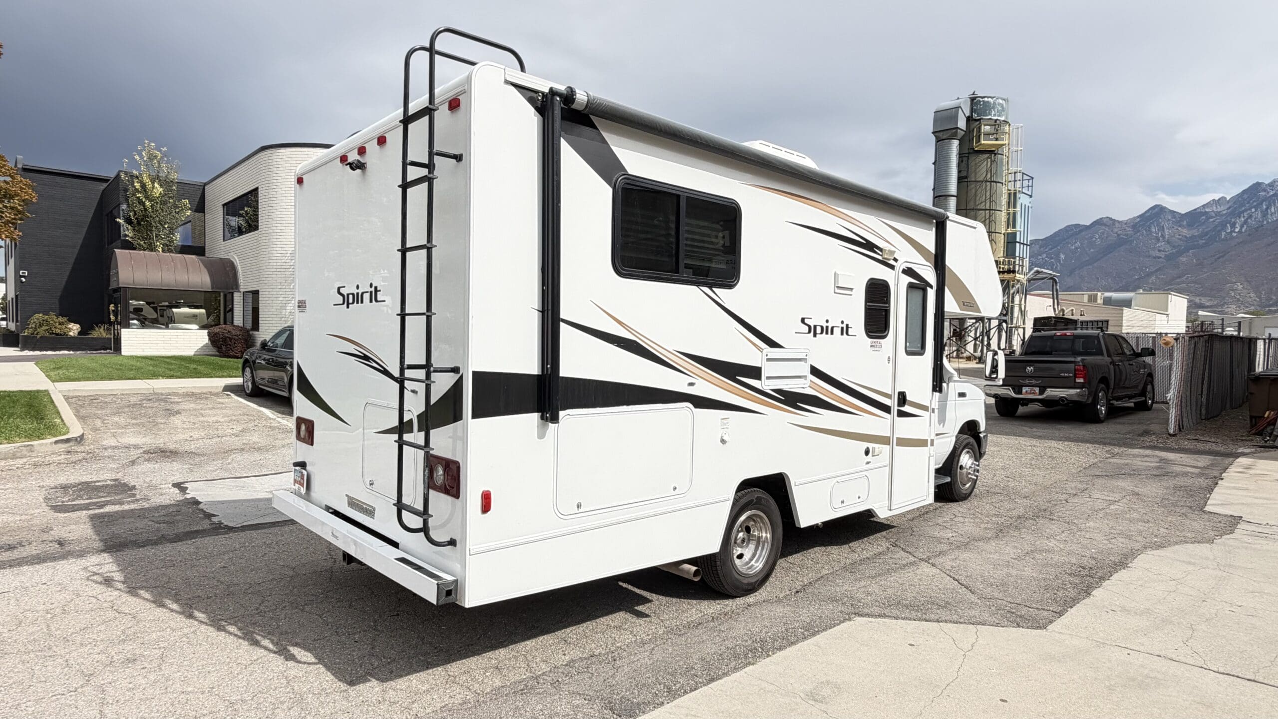 2017 Winnebago Spirit 22R Class C motorhome - Image 12