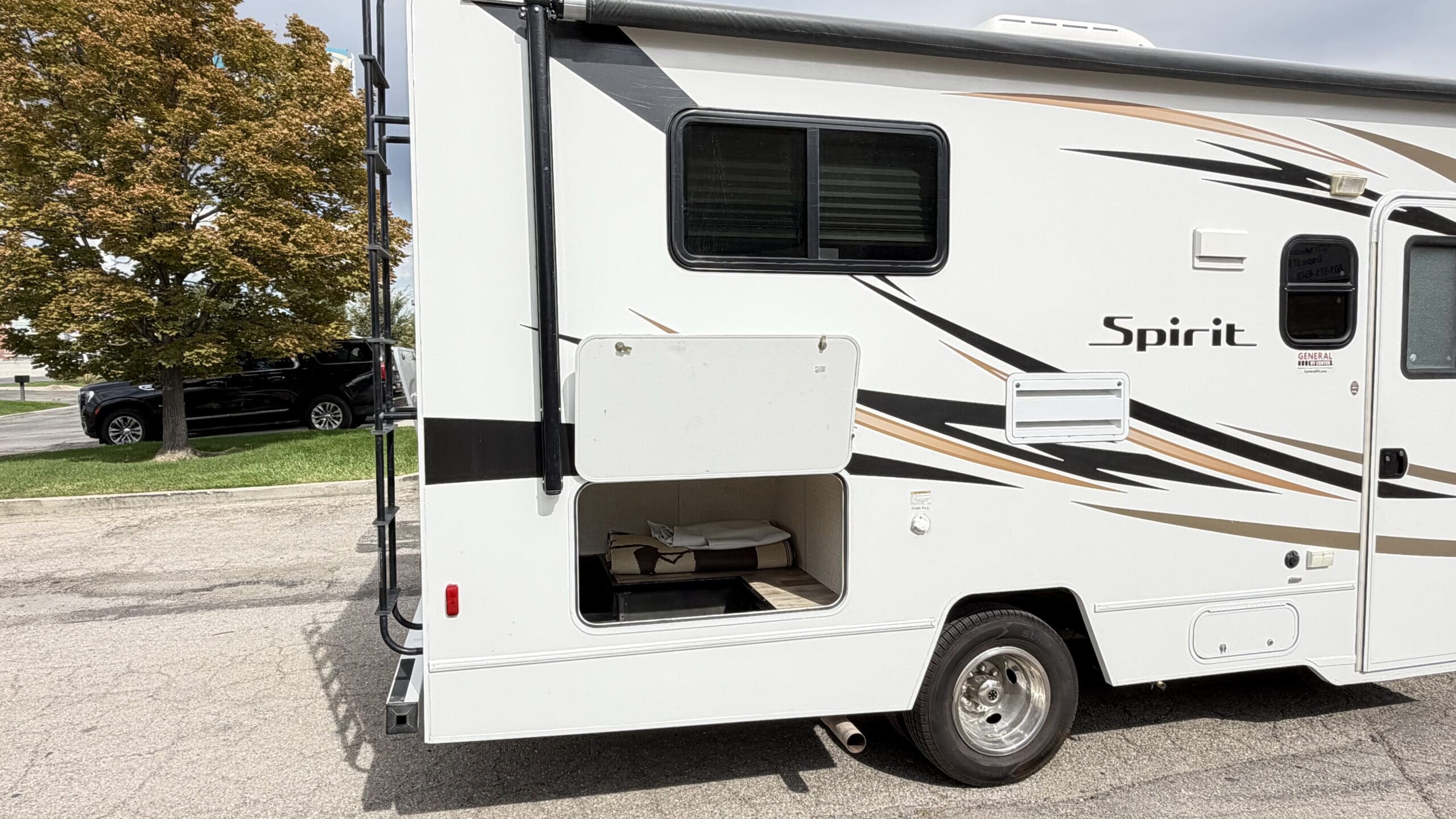 2017 Winnebago Spirit 22R Class C motorhome - Image 13