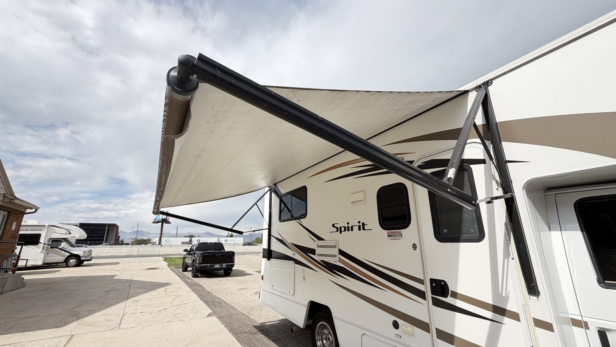 2017 Winnebago Spirit 22R Class C motorhome - Image 10