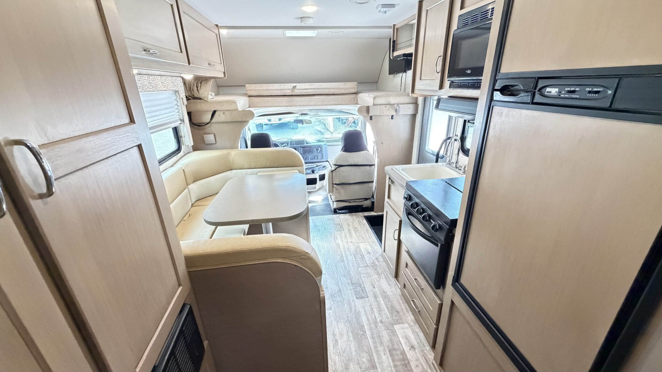 2017 Winnebago Spirit 22R Class C motorhome - Image 15